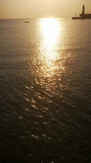 实拍海上日落岛屿夕阳视频的预览图
