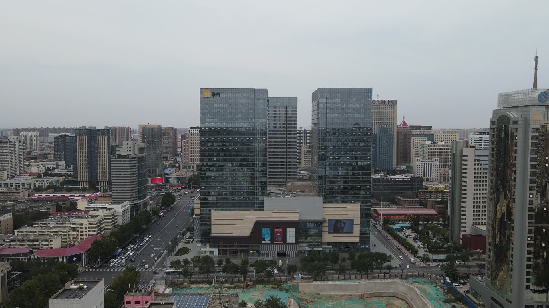 河北石家庄商业广场大楼航拍视频的预览图