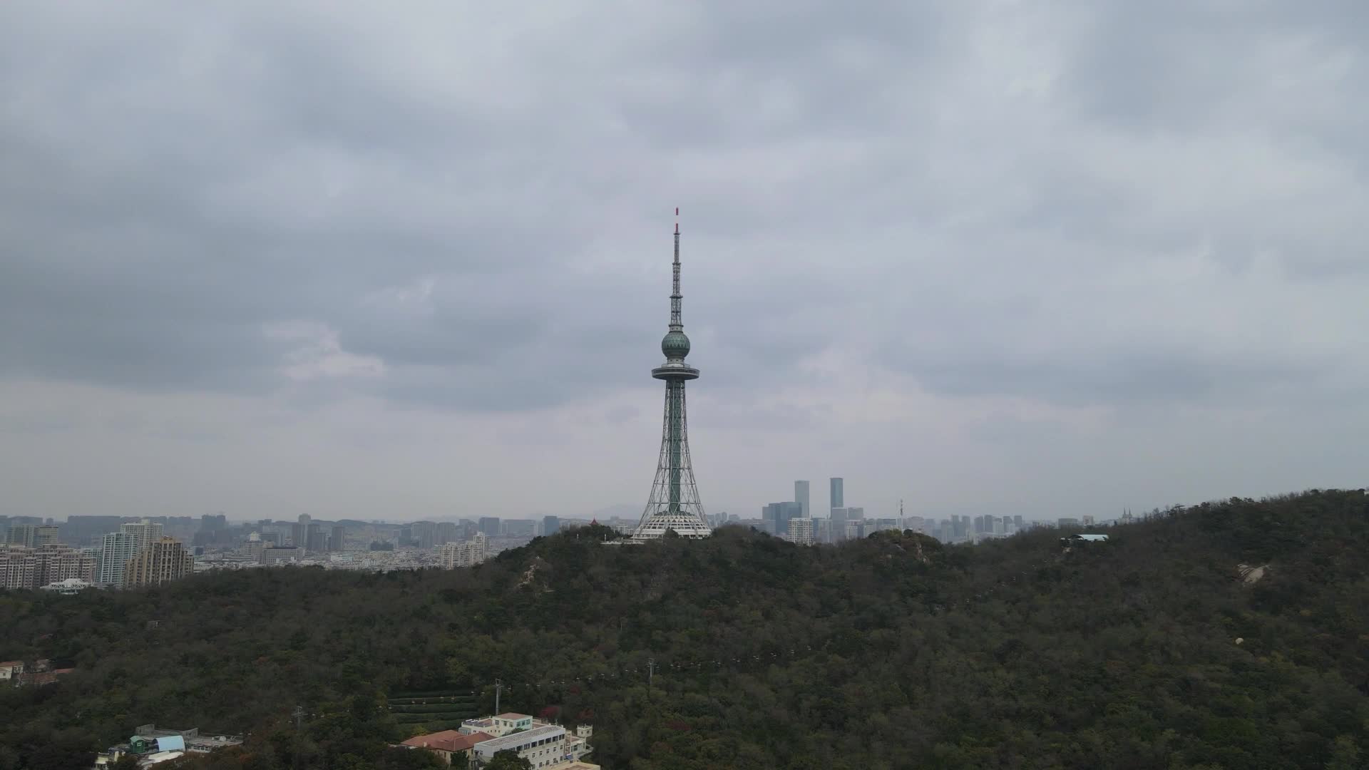 航拍山东青岛中山公园电视塔视频的预览图