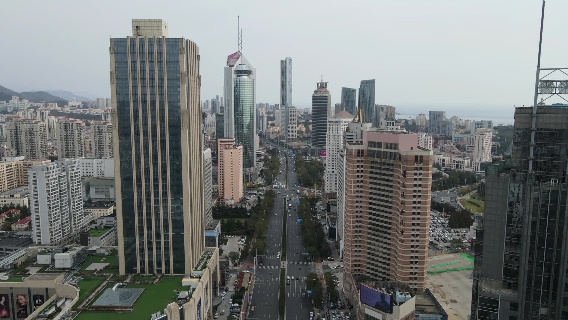 航拍山东青岛城市高楼交通视频的预览图