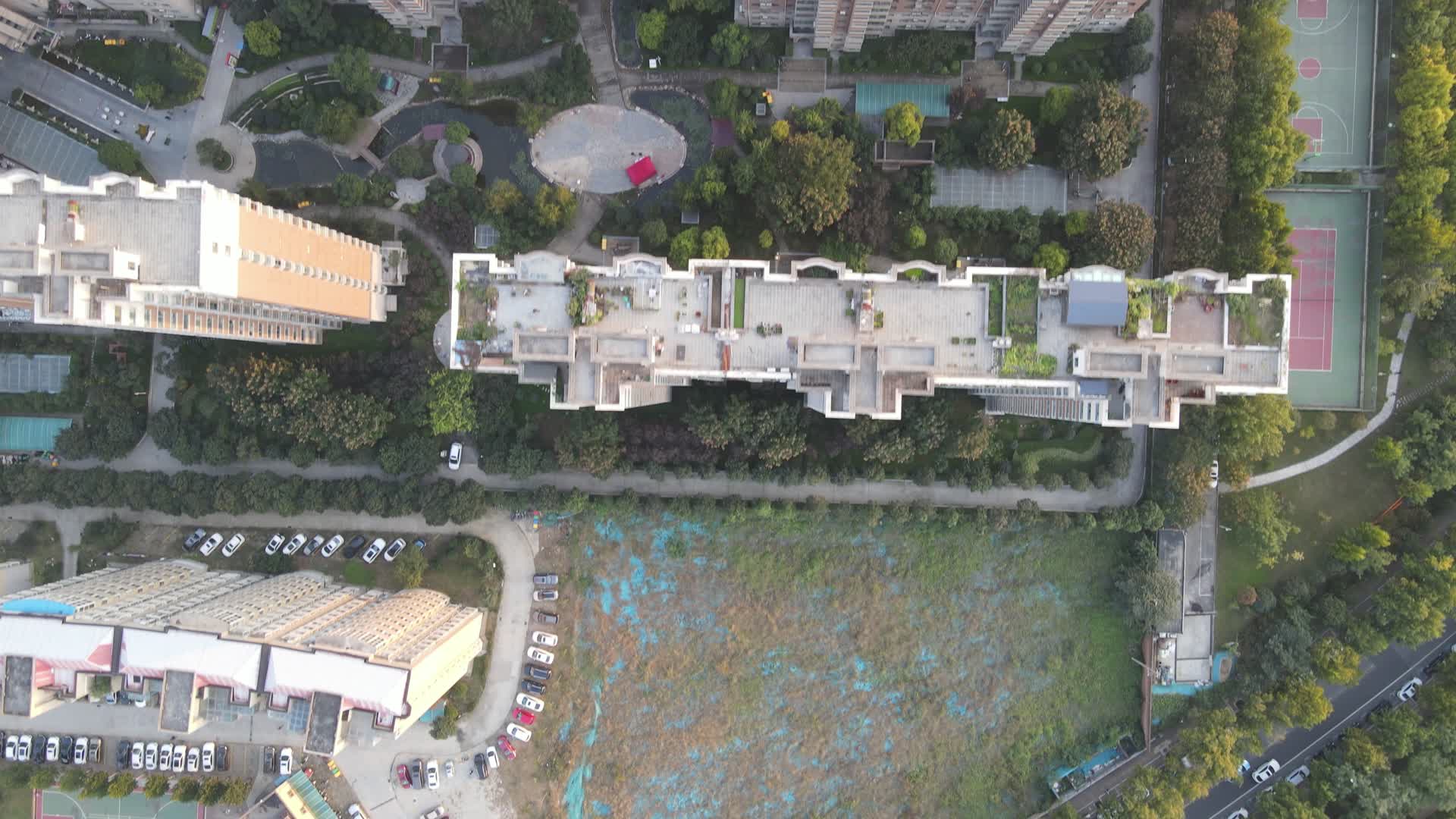 4K航拍城市高层住宅小区视频的预览图