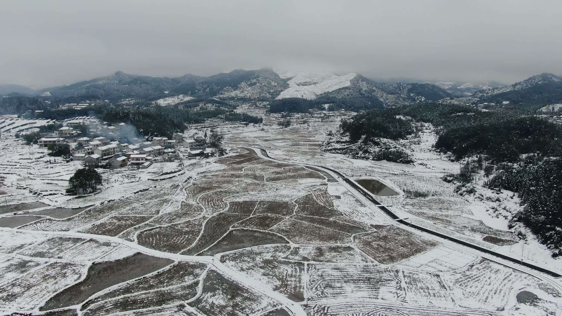 航拍丘陵地貌农田冬天雪景视频的预览图