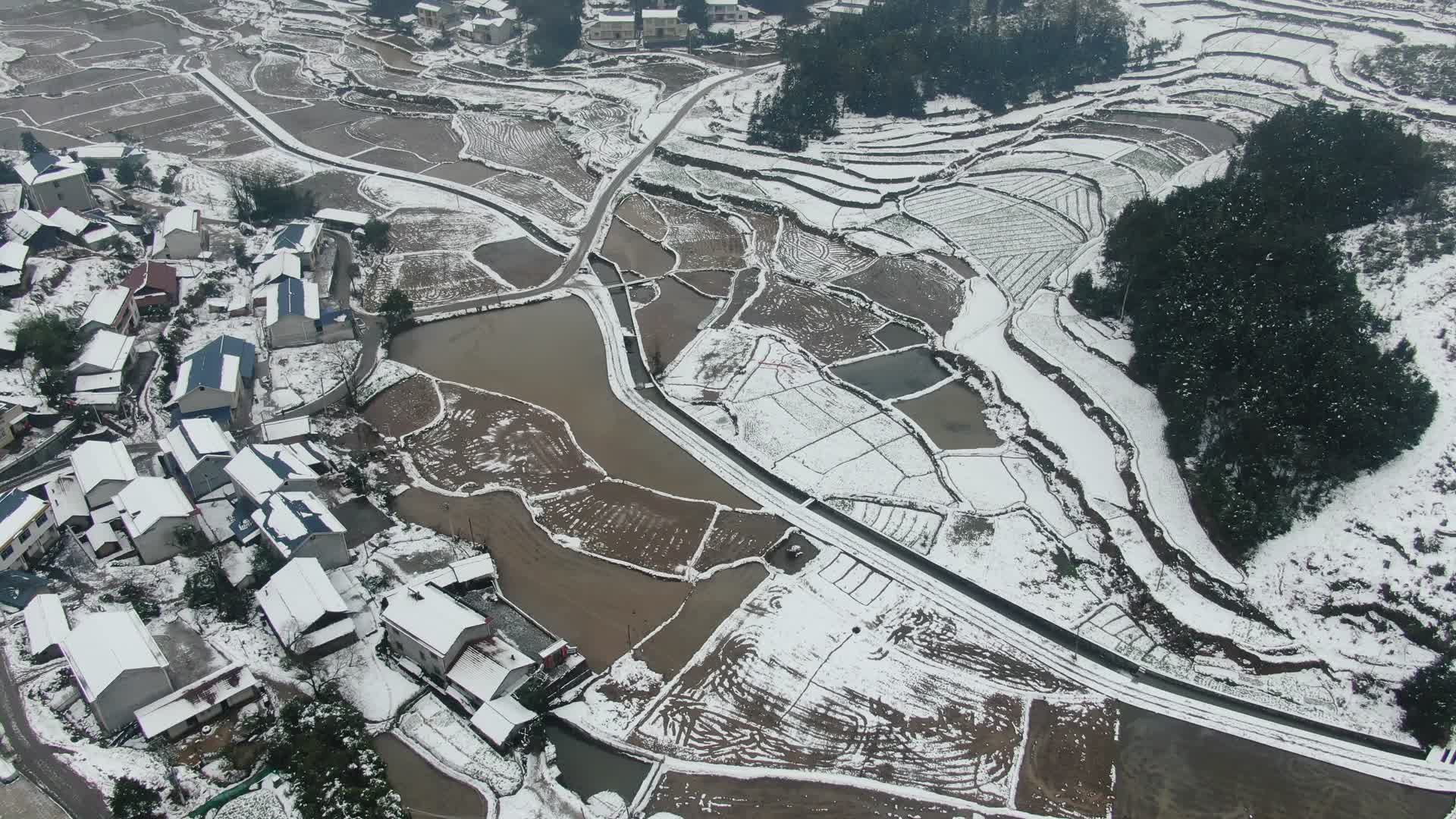 航拍农田冬天雪景视频的预览图