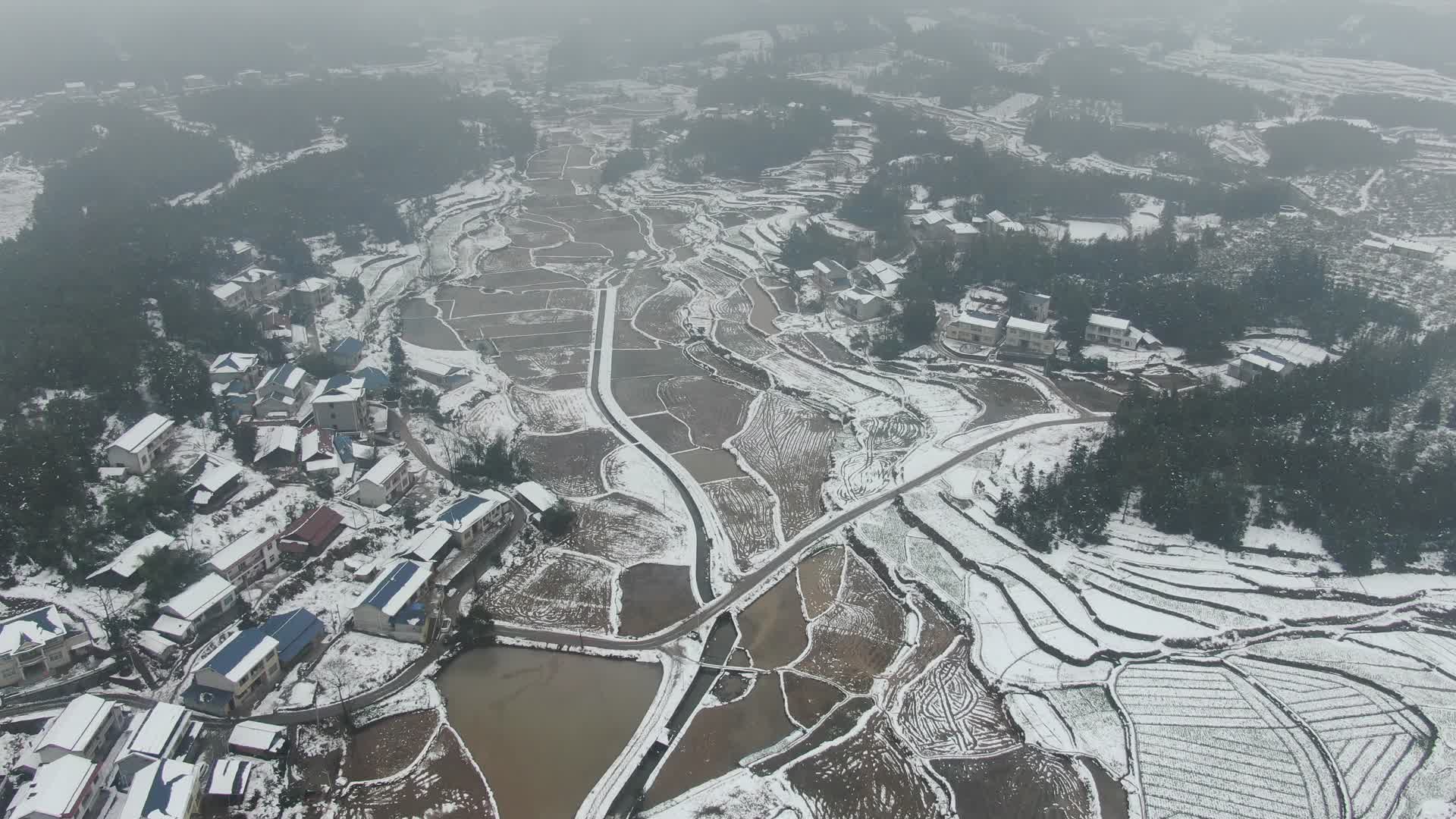 航拍丘陵地貌农田冬天雪景视频的预览图