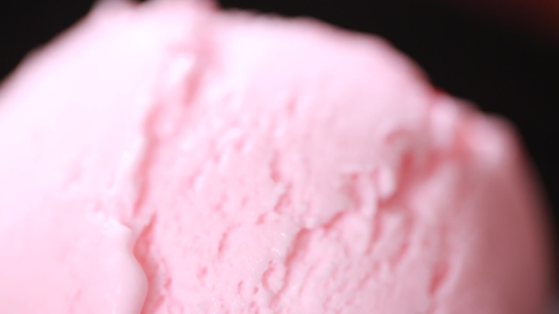 草莓奶油冰激凌视频的预览图