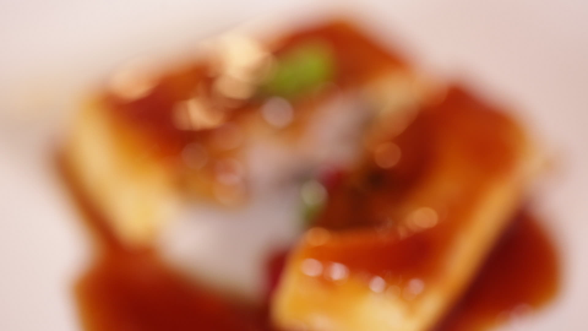 成品菜红烧豆腐盒酿豆腐视频的预览图