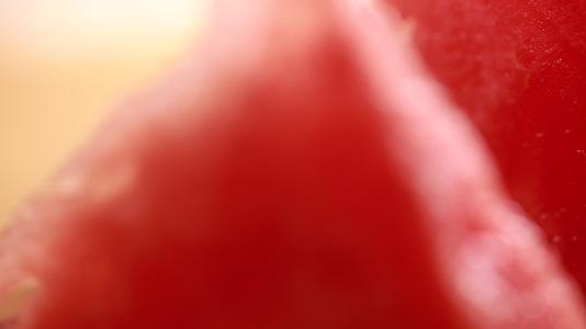 吃西瓜切好的西瓜果肉视频的预览图