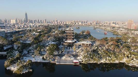 山东济南大明湖冬天雪景航拍视频的预览图