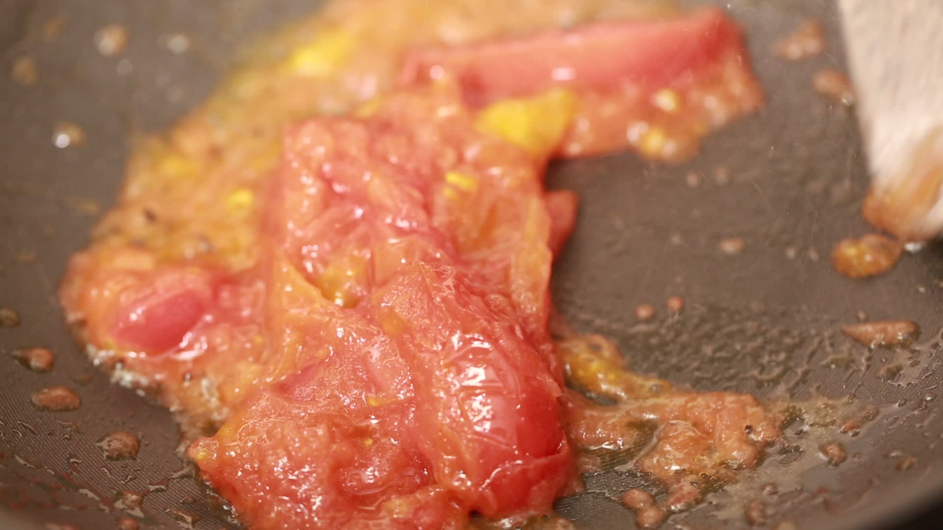 厨师炒制番茄底料酱汁视频的预览图