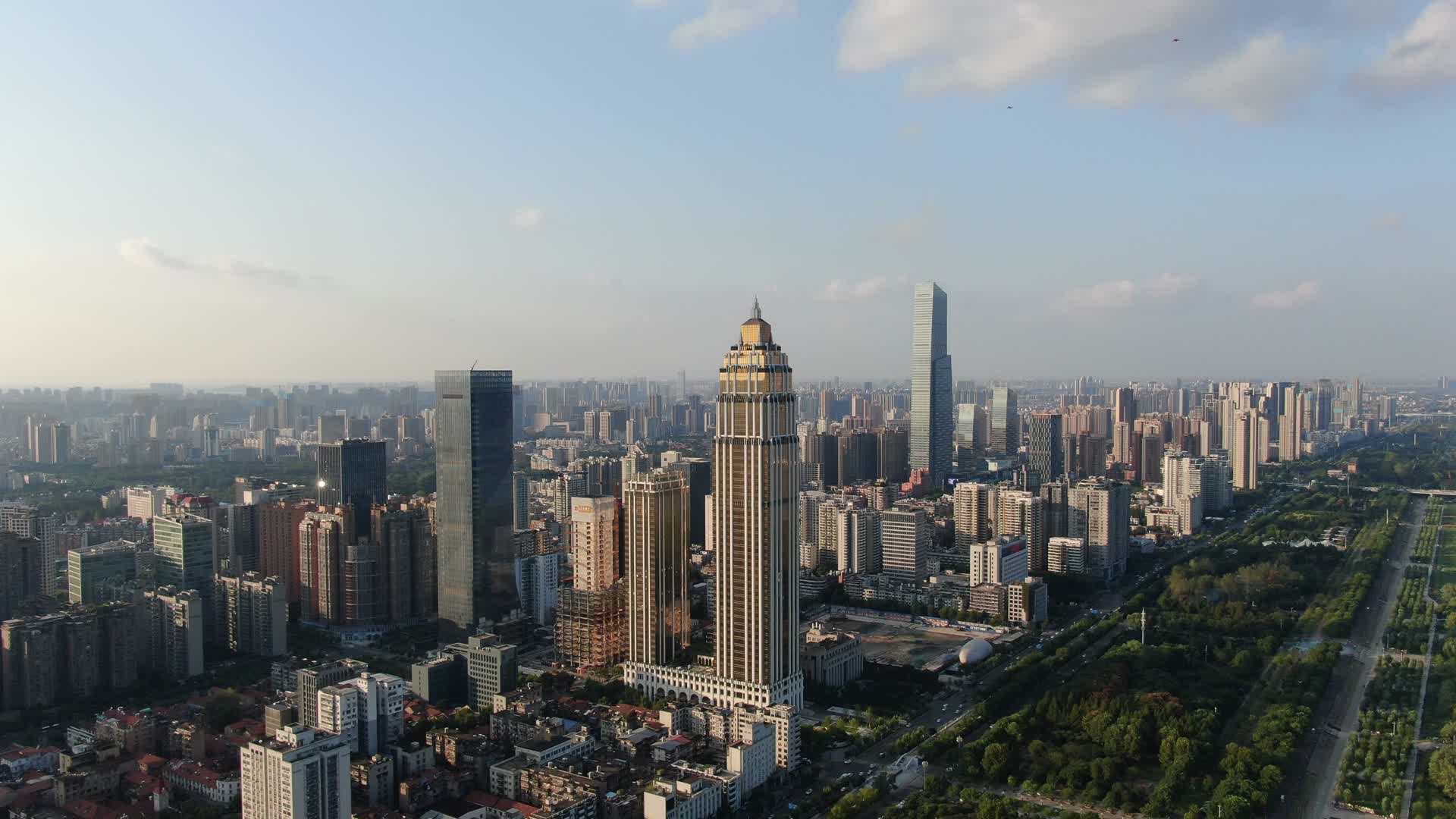 航拍湖北武汉长江城市风光视频的预览图