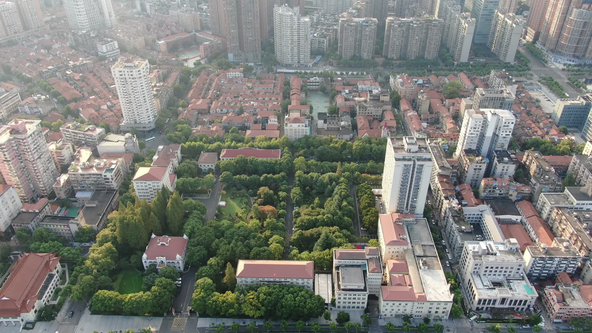 航拍湖北武汉长江城市风光老城区视频的预览图