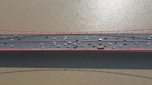 航拍湖北武汉长江鹦鹉洲大桥交通视频的预览图