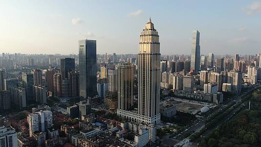 航拍湖北武汉长江城市风光黄金大厦视频的预览图
