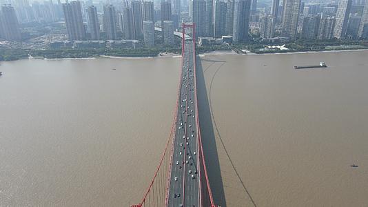航拍湖北武汉长江鹦鹉洲大桥交通视频的预览图