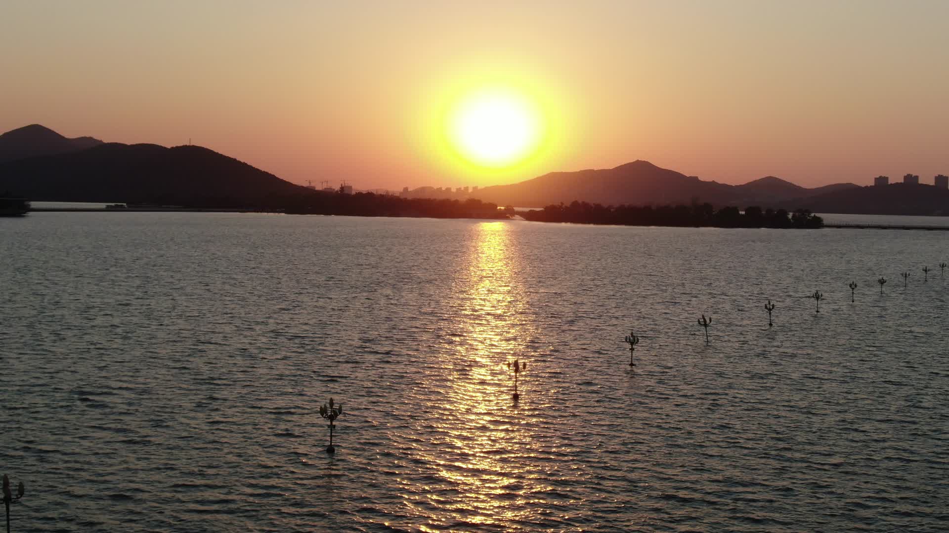 航拍湖面倒影日落晚霞夕阳视频的预览图