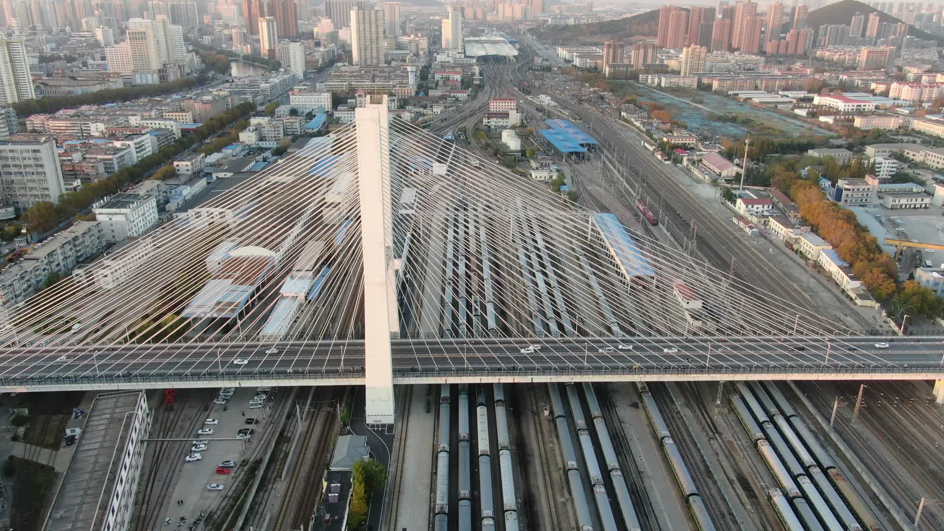 航拍江苏徐州和平大桥交通视频的预览图