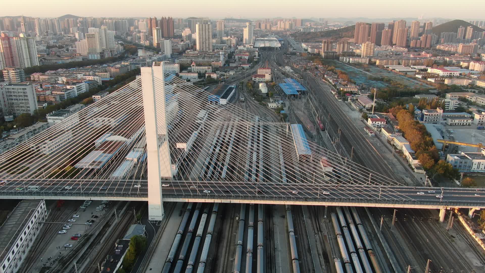 航拍江苏徐州和平大桥交通视频的预览图