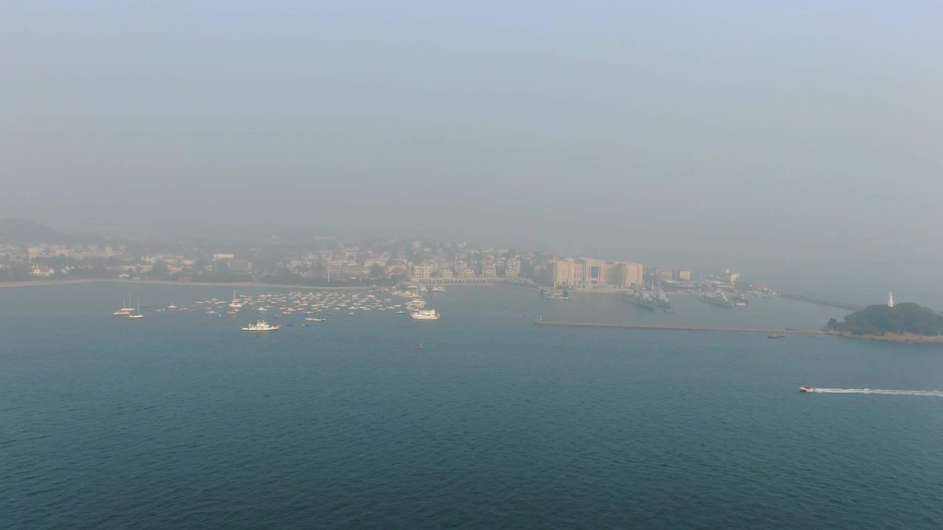 航拍山东青岛海上雾霾天气视频的预览图
