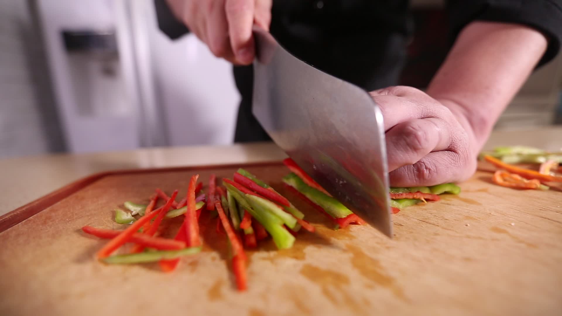 厨师切青红椒丝视频的预览图