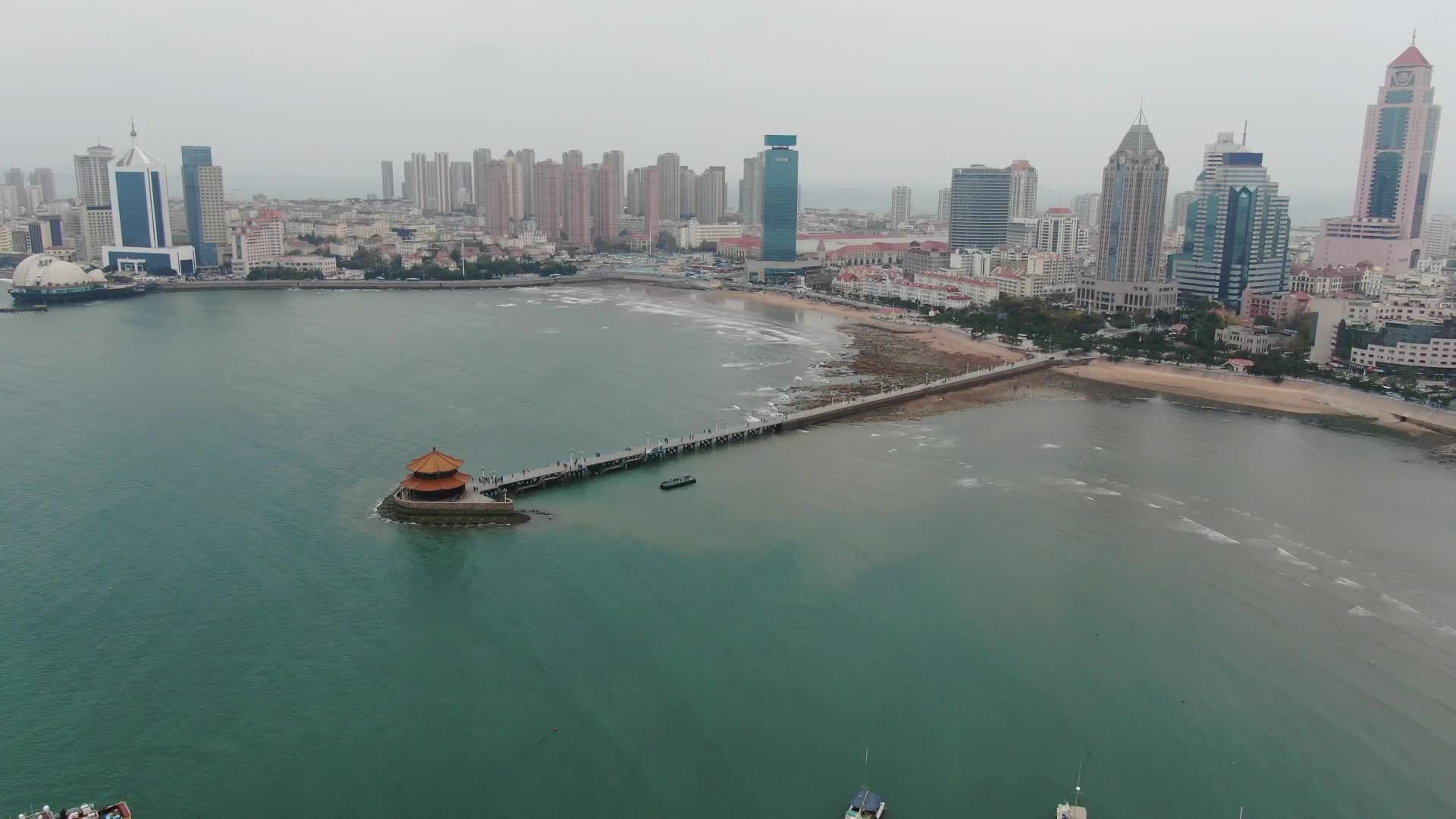 航拍山东青岛栈桥风景区视频的预览图