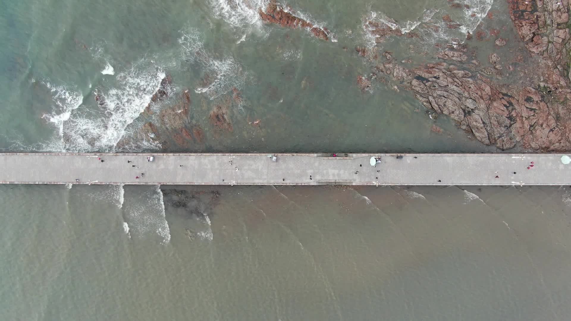 航拍大海海上观光桥视频的预览图