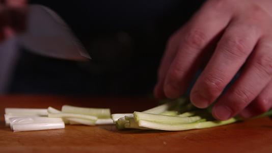 厨师切香葱小葱视频的预览图