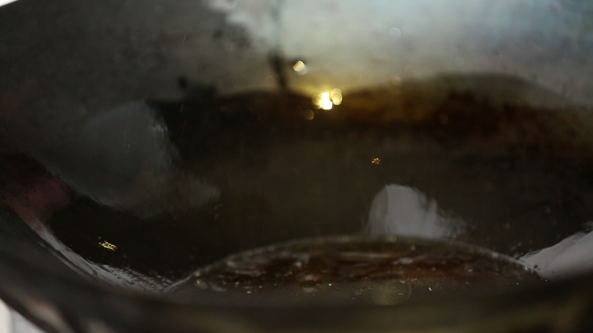 厨师配糖醋鱼底料料汁视频的预览图