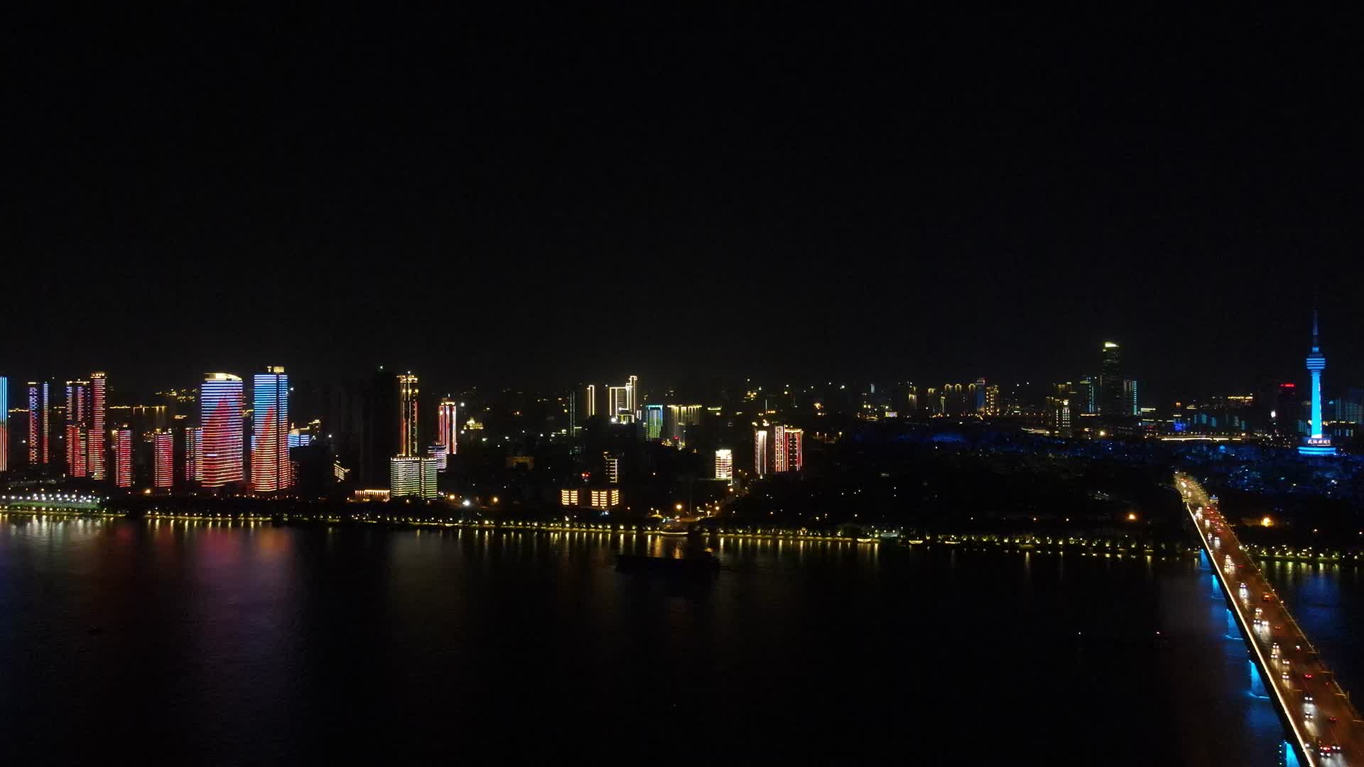 航拍湖北武汉城市夜景高楼视频的预览图