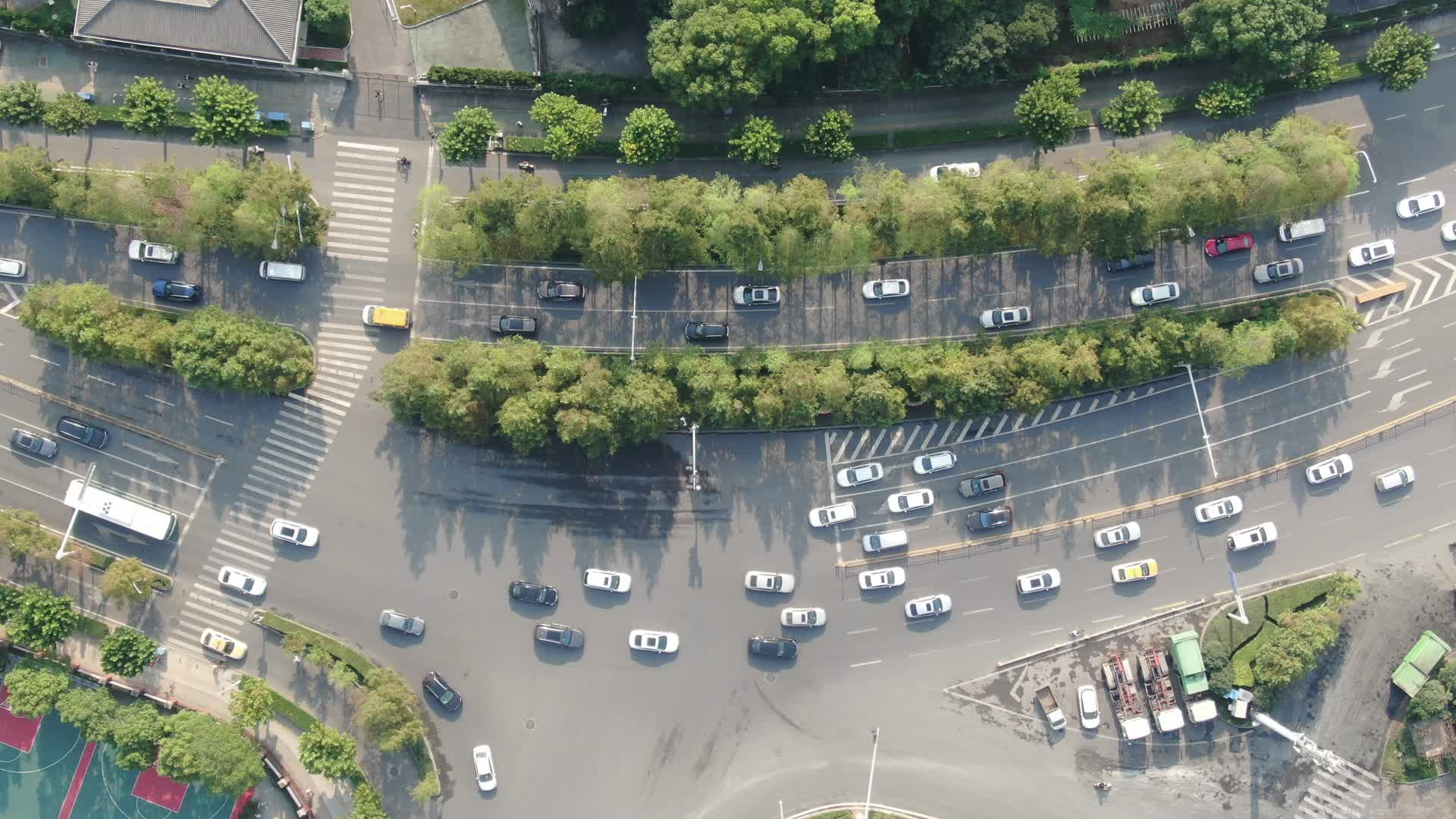 航拍城市早高峰拥堵交通视频的预览图