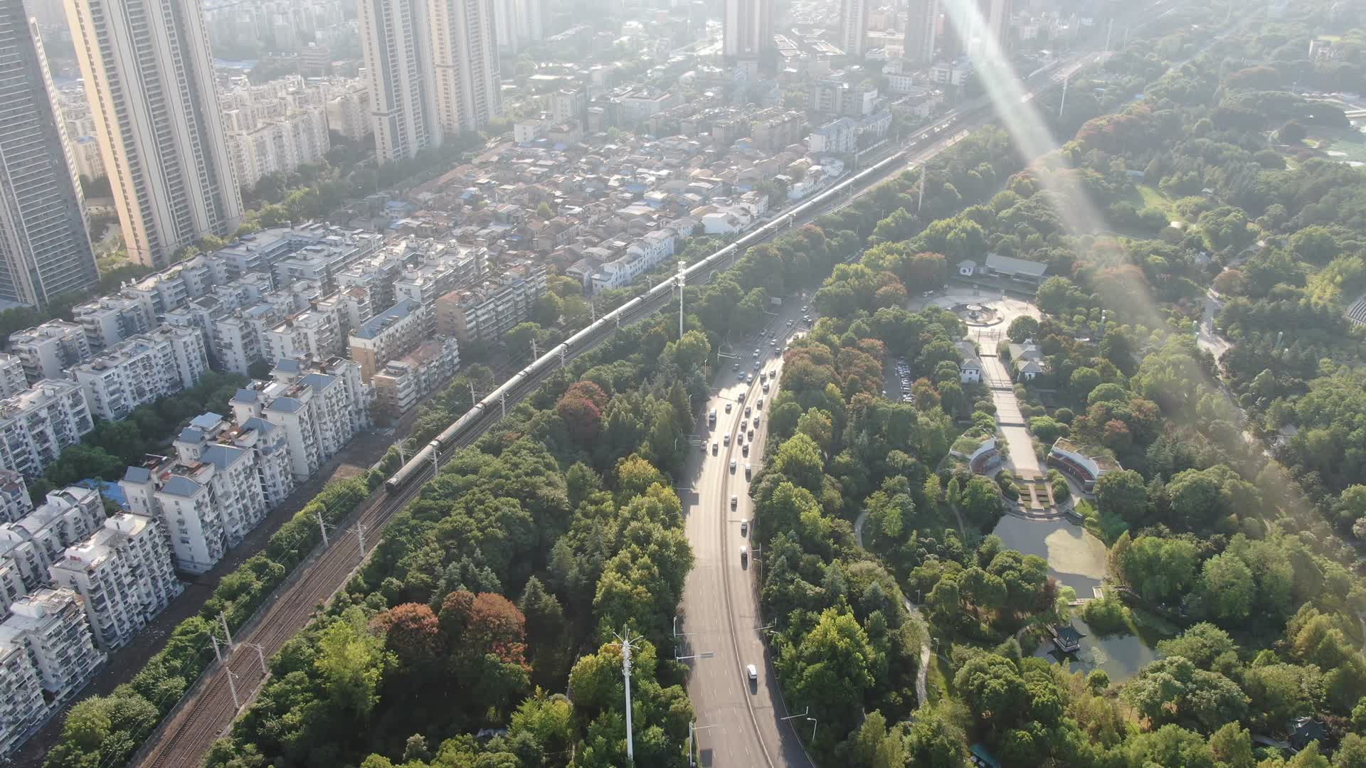 航拍湖北武汉城市交通大道视频的预览图