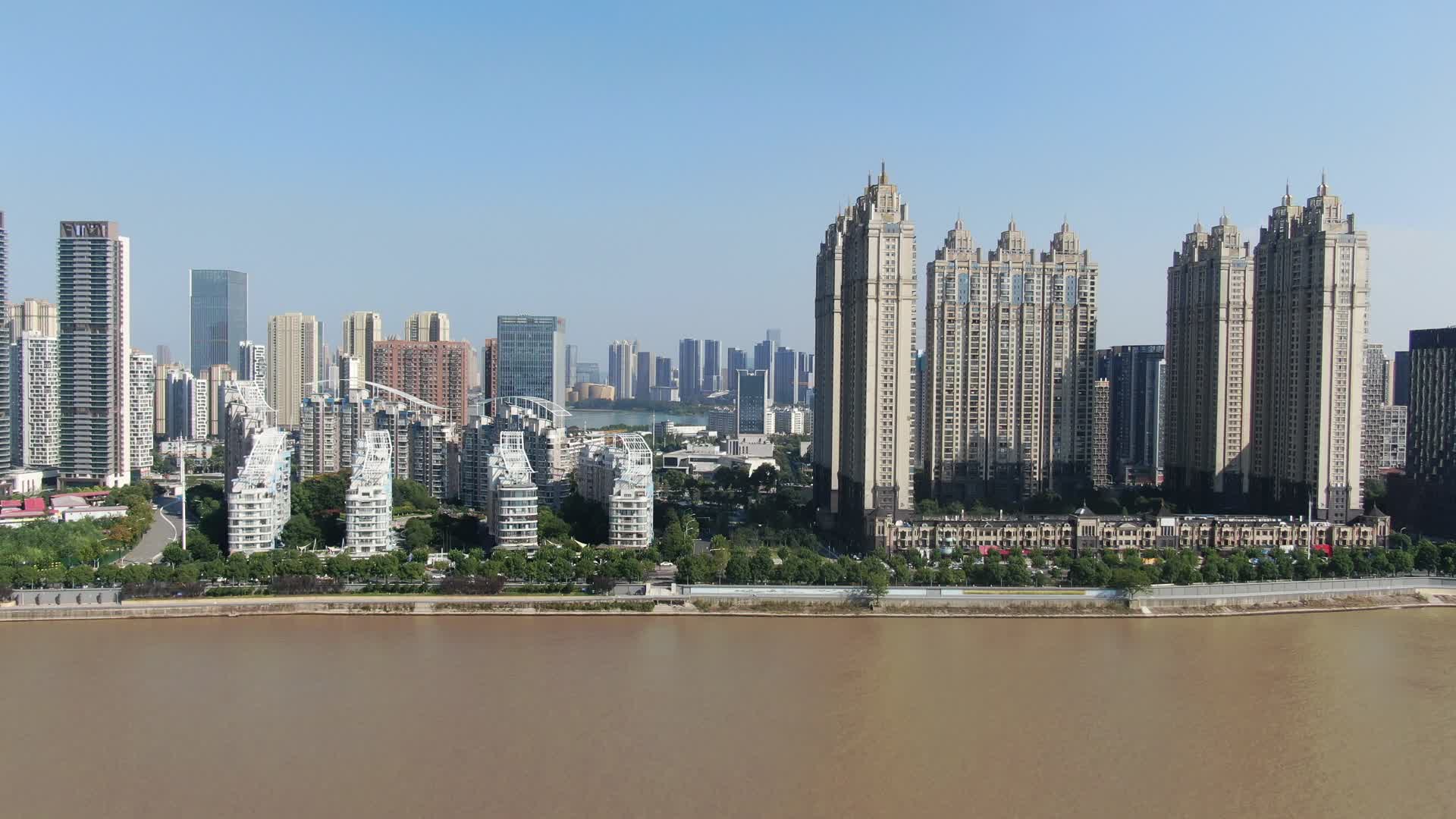 航拍湖北武汉汉口沿江路CBD高楼视频的预览图
