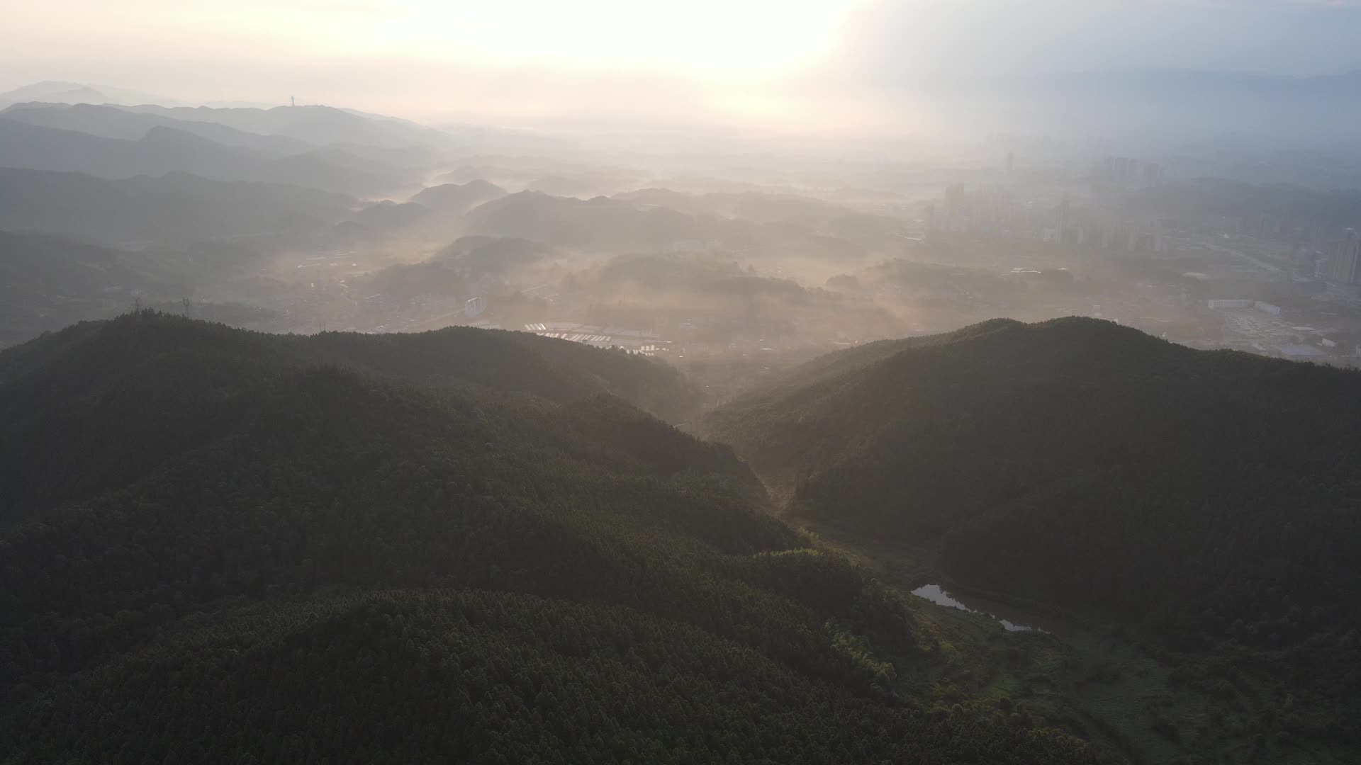 航拍大山清晨迷雾日出视频的预览图
