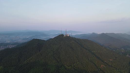 航拍大山山顶信号塔视频的预览图