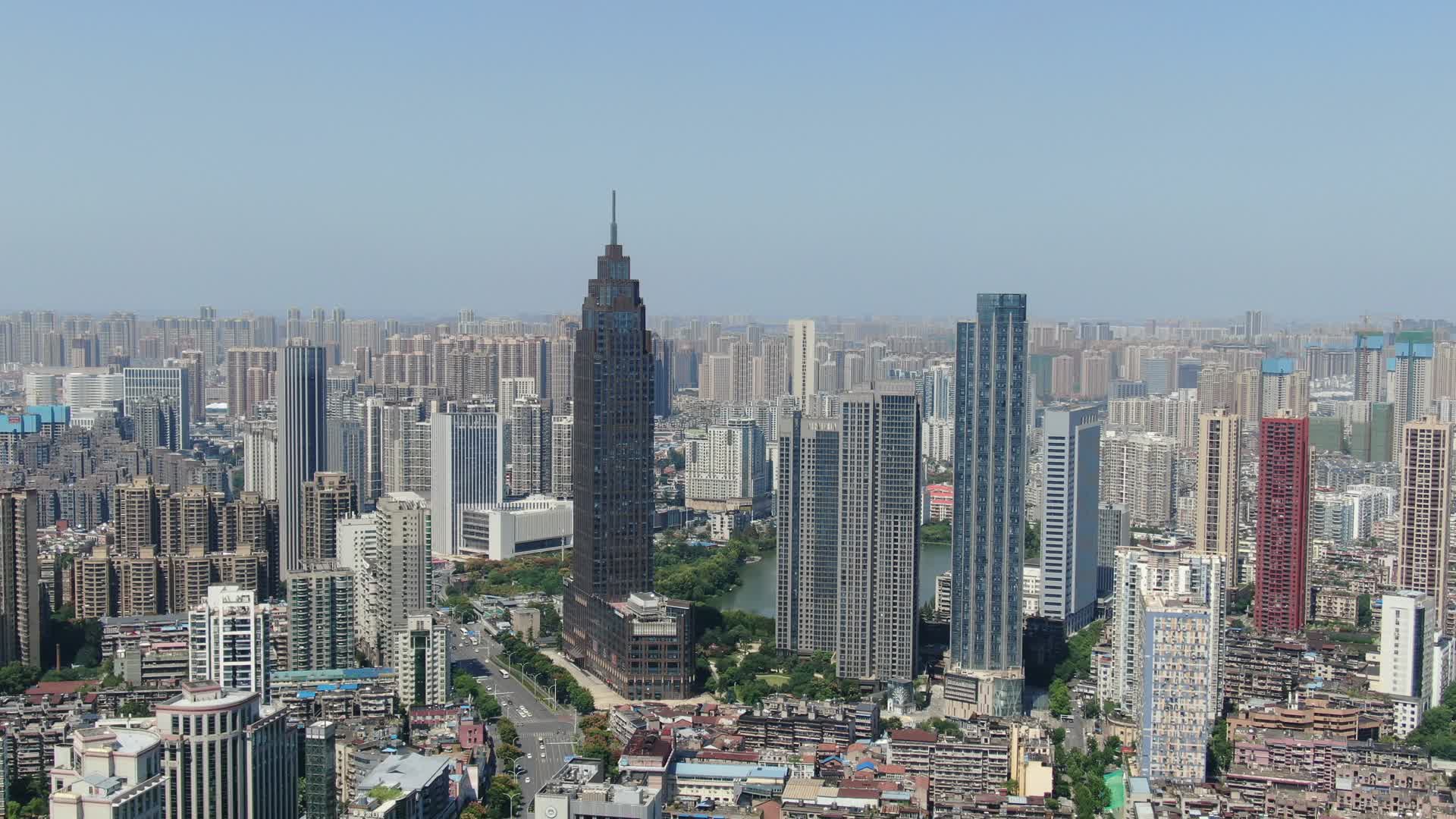 4K航拍湖北武汉城市天际线视频的预览图