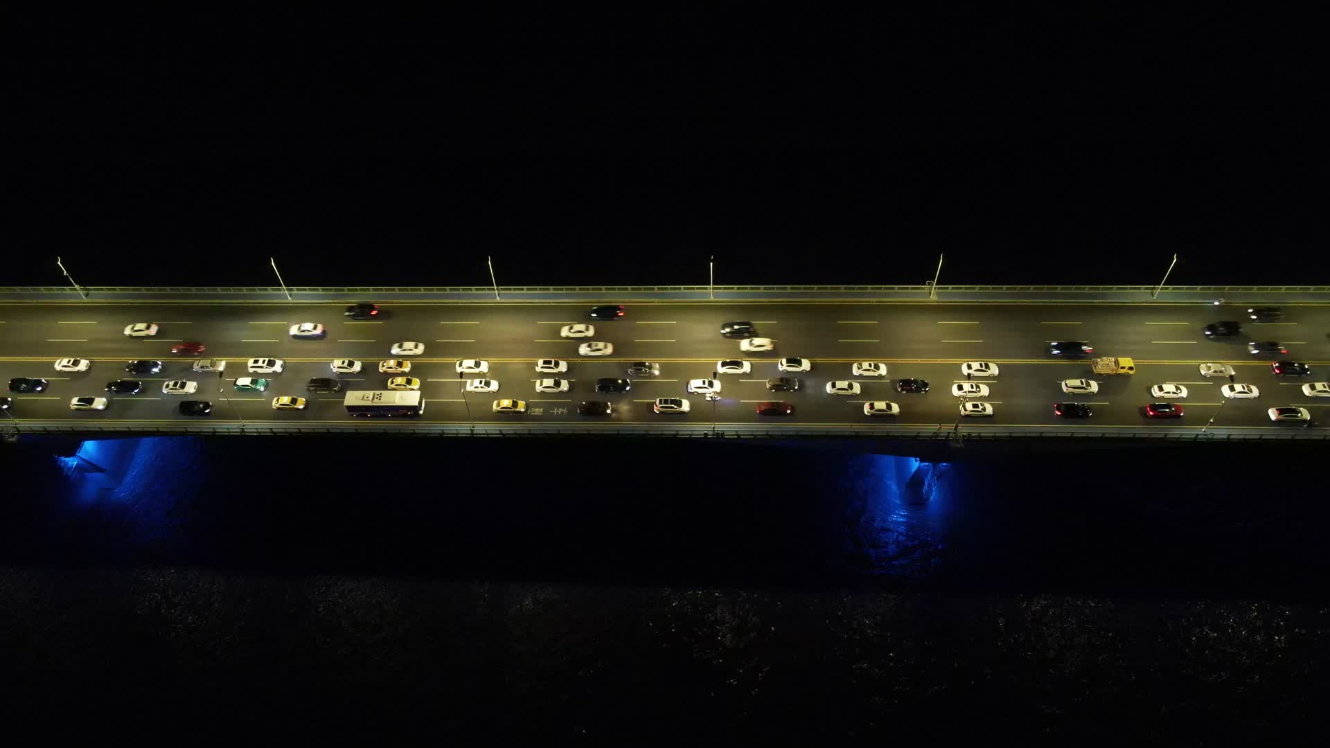 4K航拍湖北武汉长江大桥夜间车流视频的预览图
