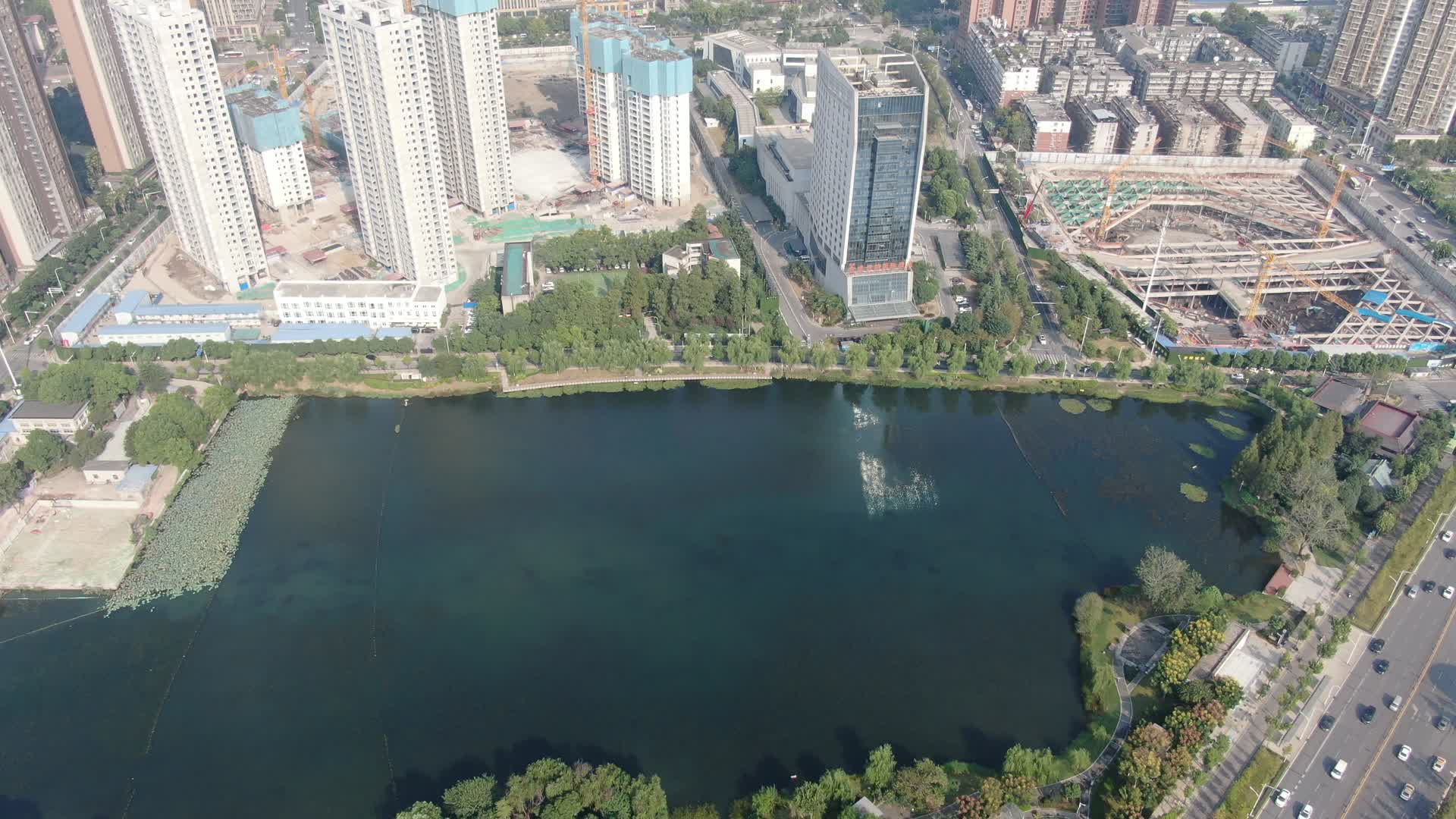 4K航拍城市公园湖泊视频的预览图