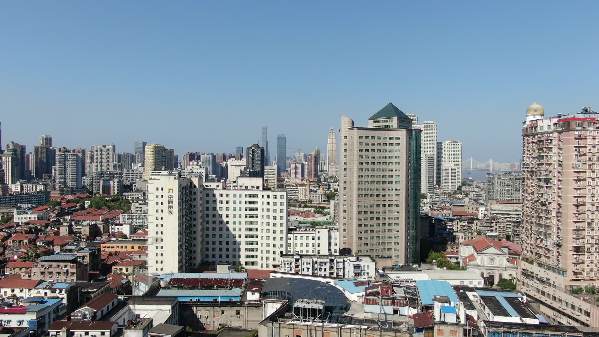 航拍湖北武汉汉口城市天际线视频的预览图