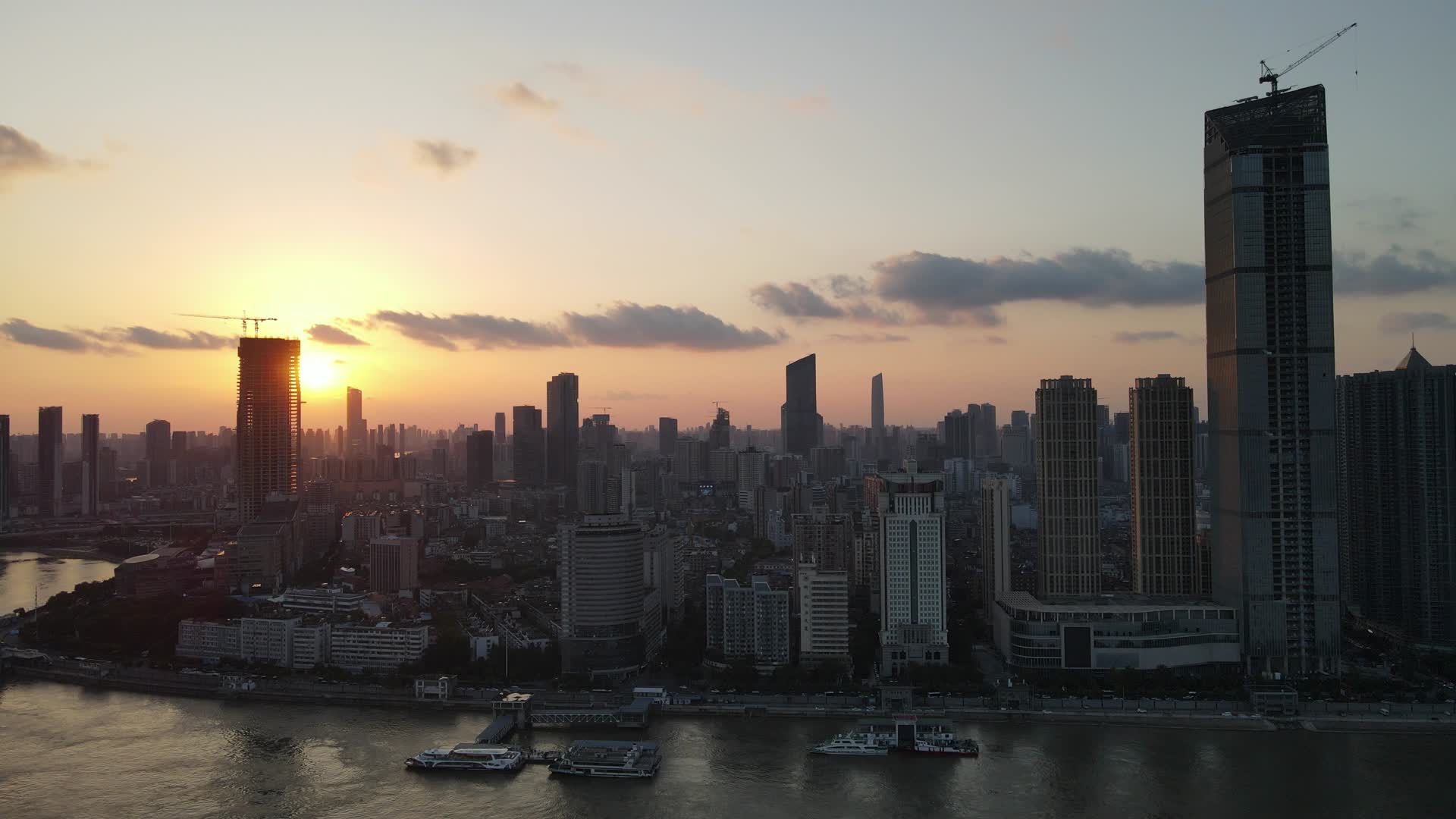 4K航拍湖北武汉城市日落视频的预览图