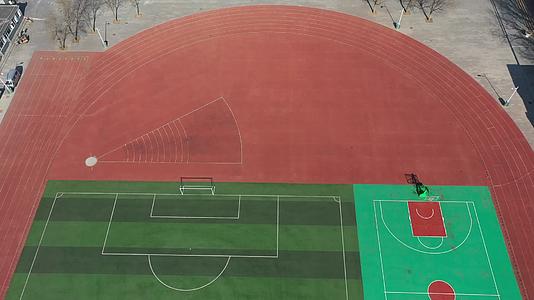 航拍学校操场足球场设施视频的预览图