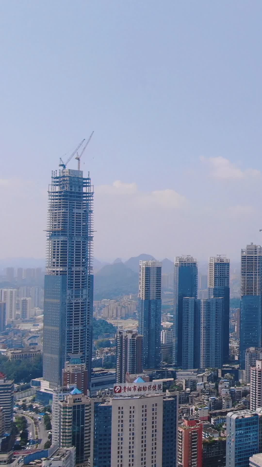贵阳城市在建高楼竖屏航拍视频的预览图