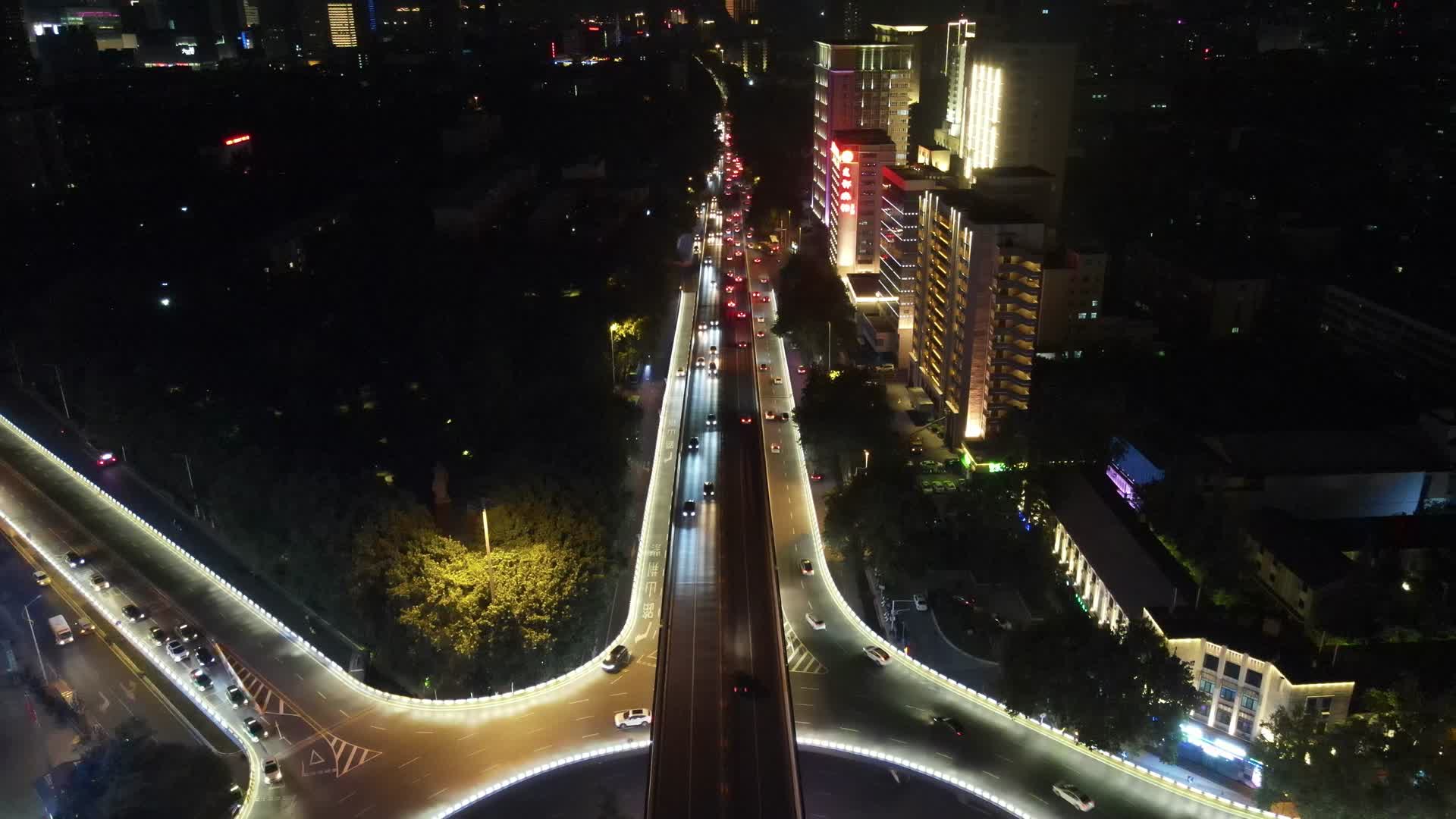 航拍河南郑州紫金山立交桥交通夜景视频的预览图
