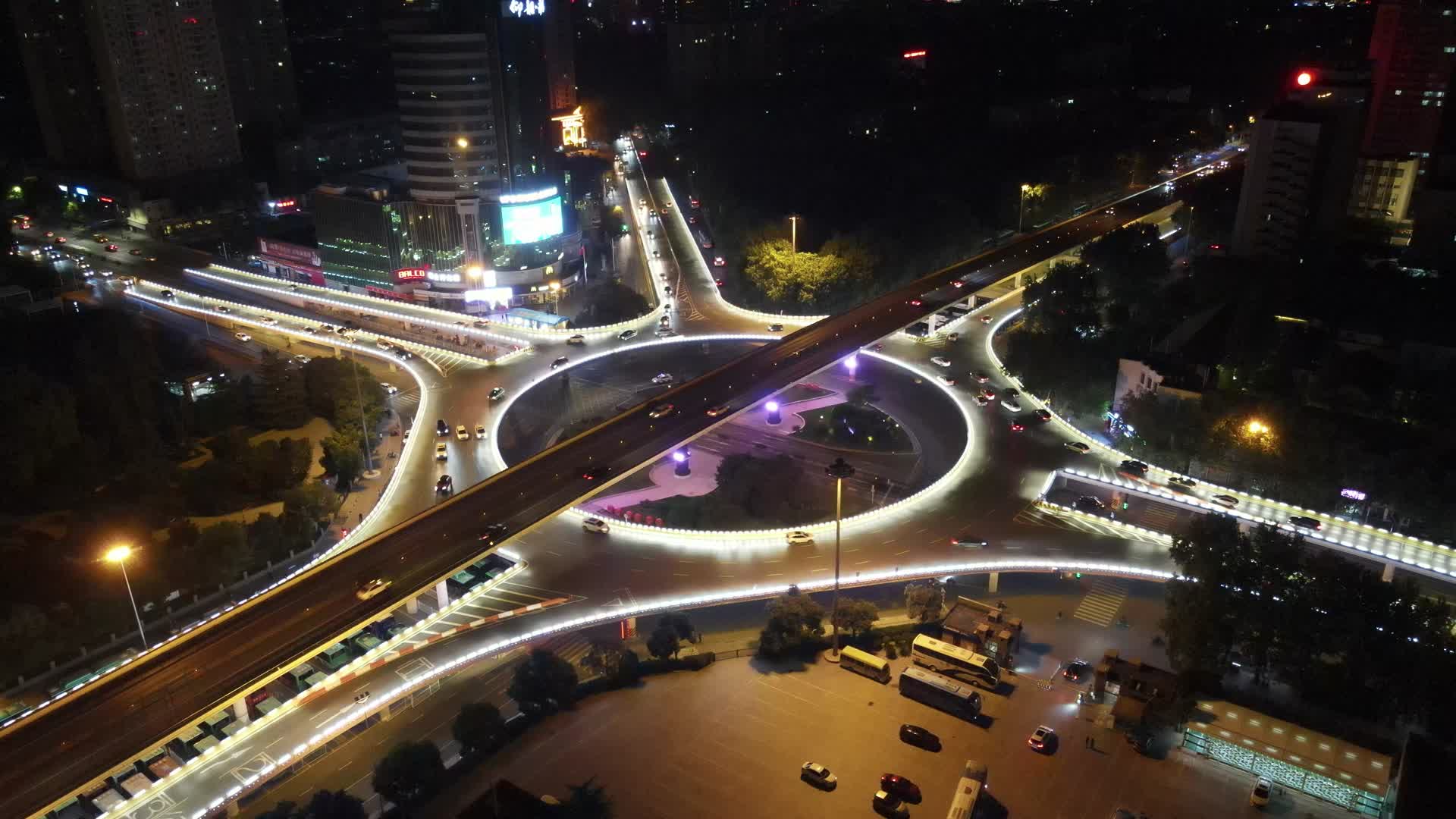 河南郑州紫荆山立交桥交通夜景航拍视频的预览图
