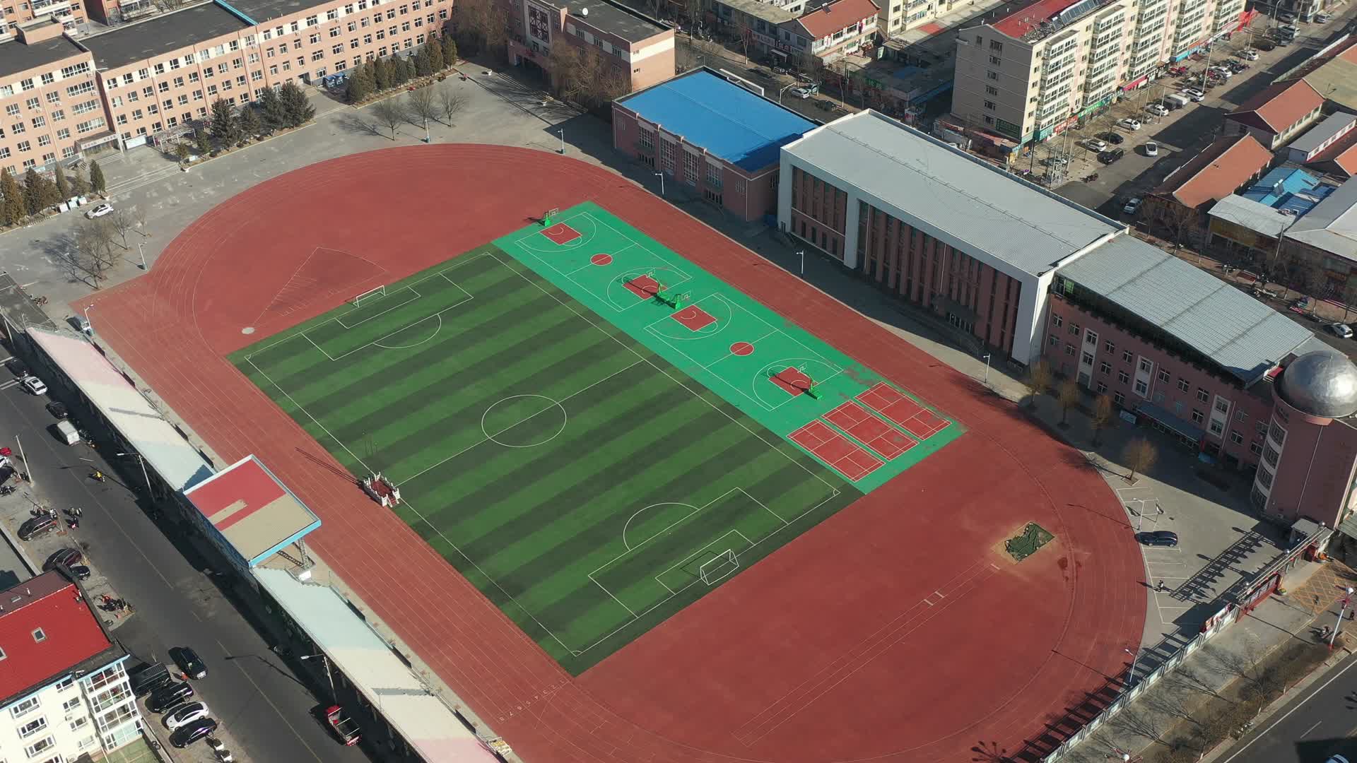 航拍学校操场足球场设施视频的预览图