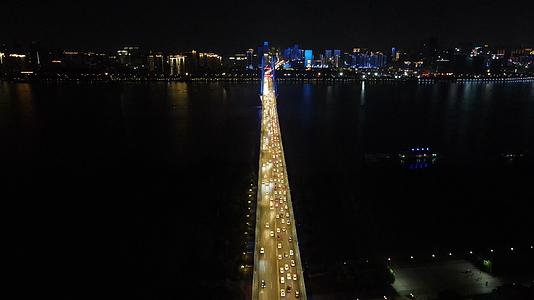 航拍城市跨江大桥夜间拥堵交通视频的预览图