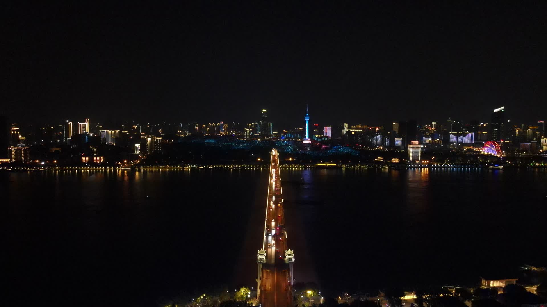 航拍湖北武汉长江大桥龟山电视塔夜景视频的预览图
