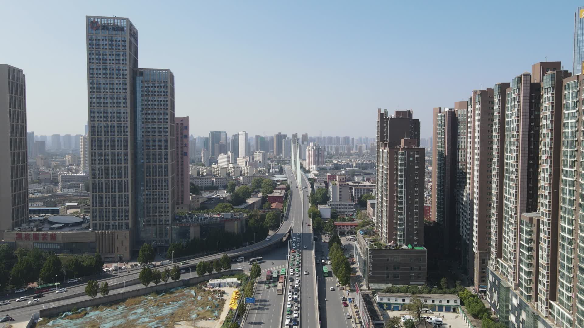 航拍河南郑州解放大桥交通视频的预览图