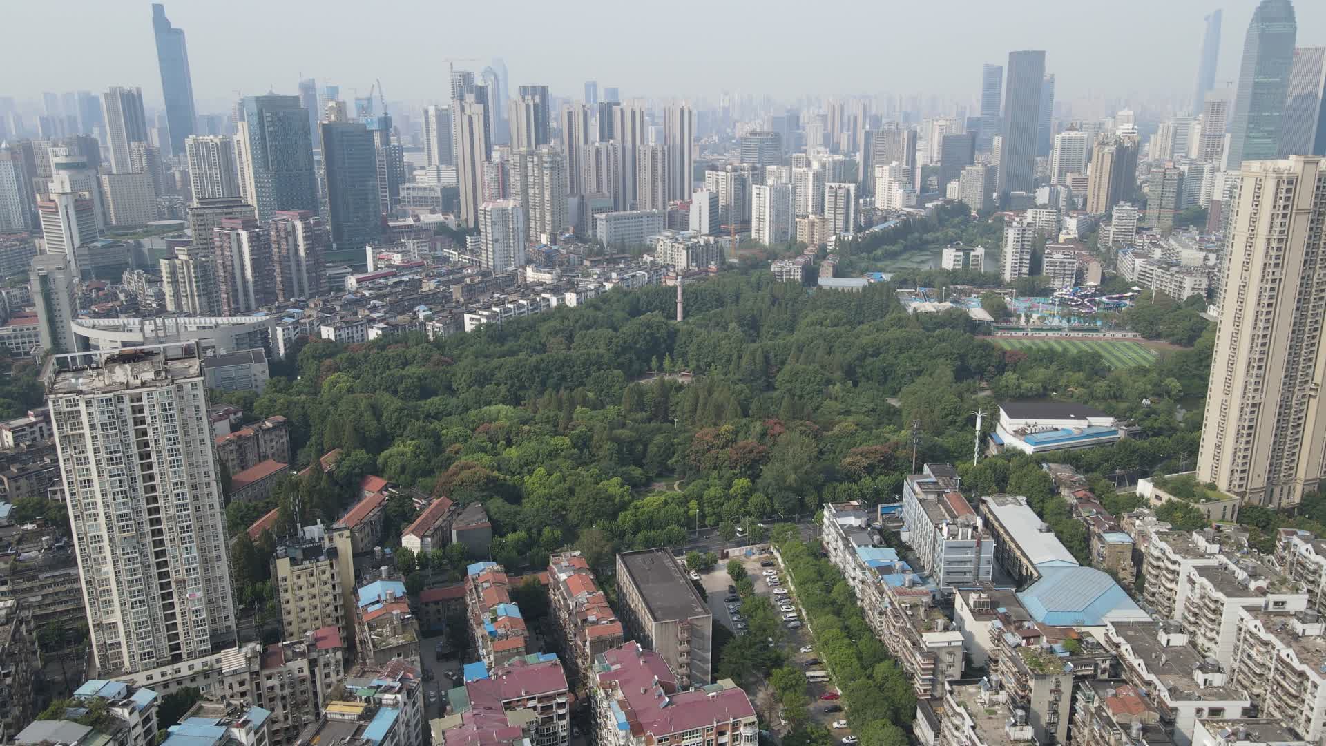 航拍湖北武汉城市CBD高楼汉口金融中心视频的预览图