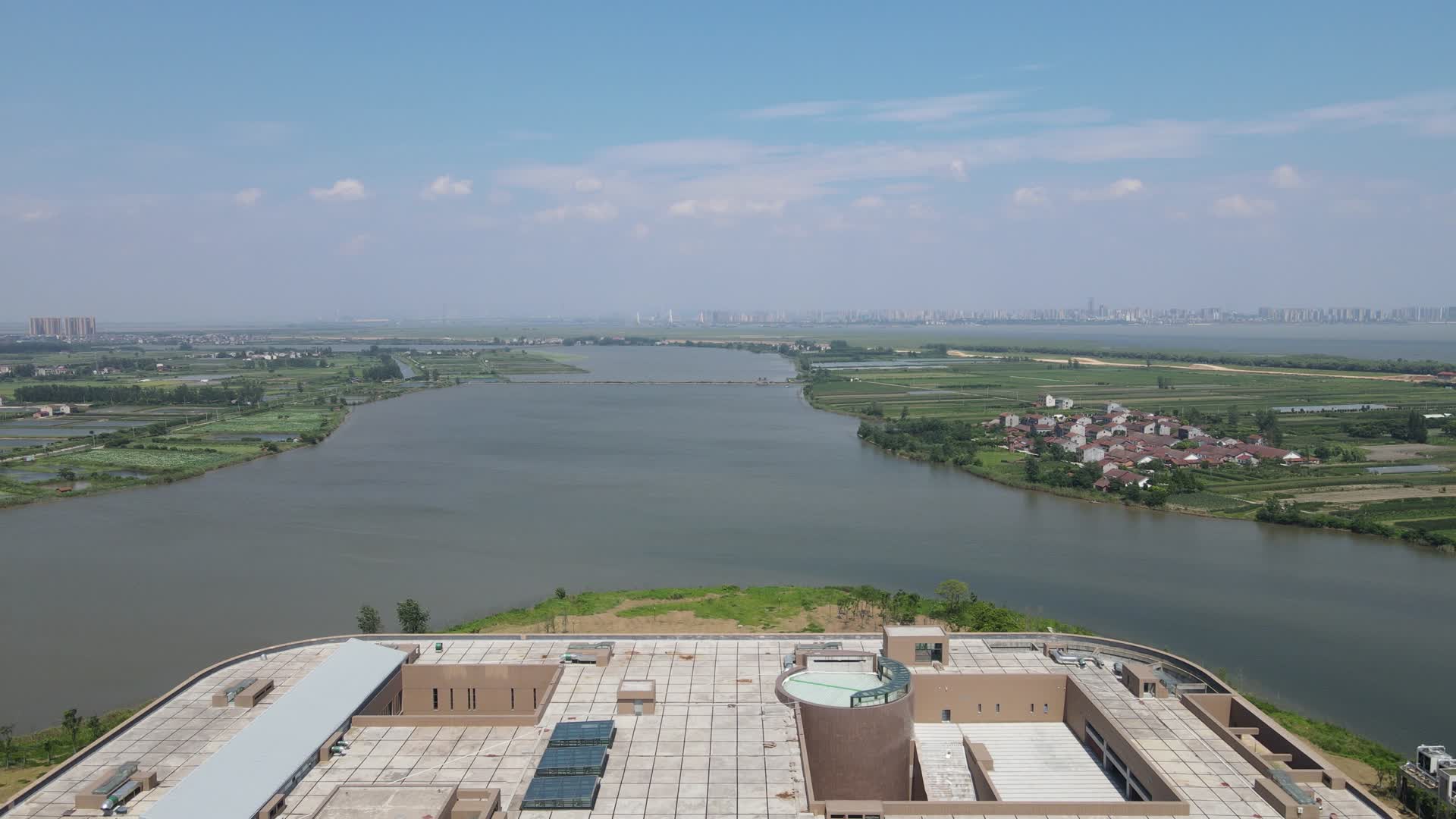 航拍湖南岳阳洞庭湖博物馆视频的预览图