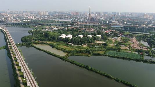 航拍湖南岳阳工业生产工厂视频的预览图
