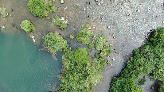 俯拍夏日河中游泳人群视频的预览图